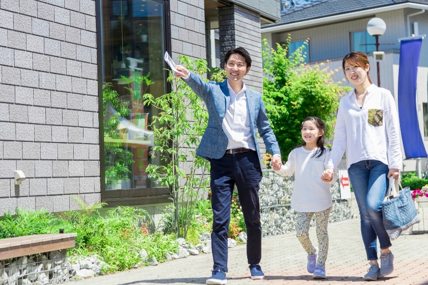 住宅展示場内を回るファミリー