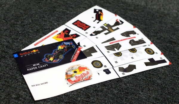 レッドブルペーパークラフト組み立て前