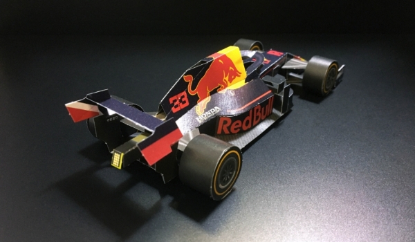 レッドブルペーパークラフト後ろ姿