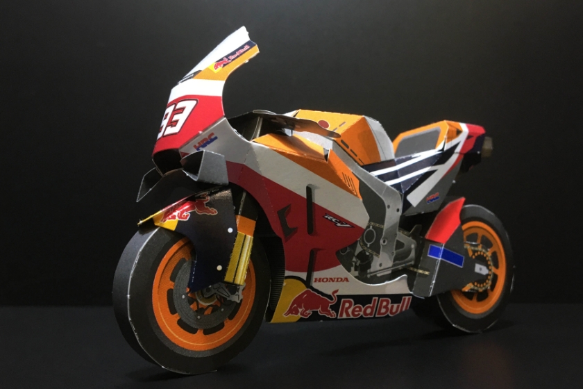モーターバイクRC213Vの複雑な形状も再現