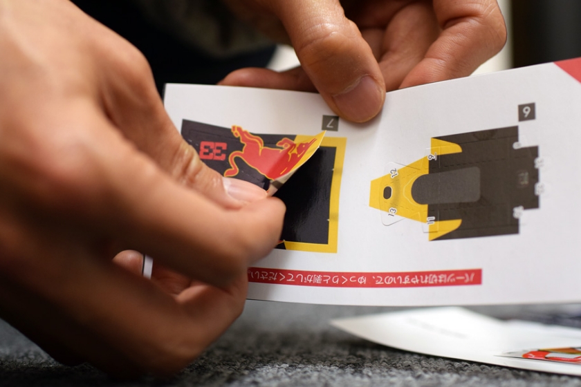 各パーツはシールになっており剥がしてそのまま組み立てられる