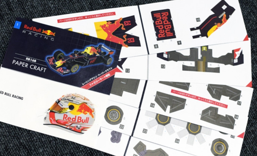 クラフトパーツに加え、搭乗ドライバーのヘルメットシールが封入