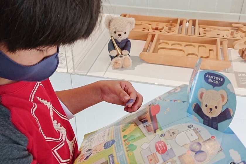 シールラリーを楽しむ少年