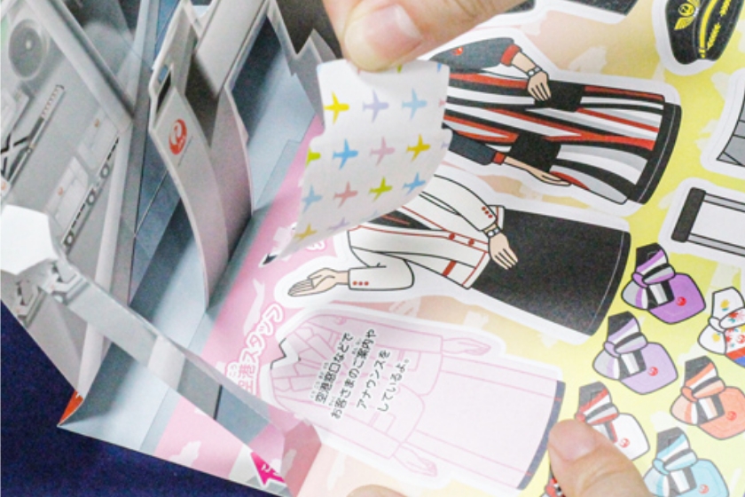 シールは簡単に手ではがせ、遊びながら学べる