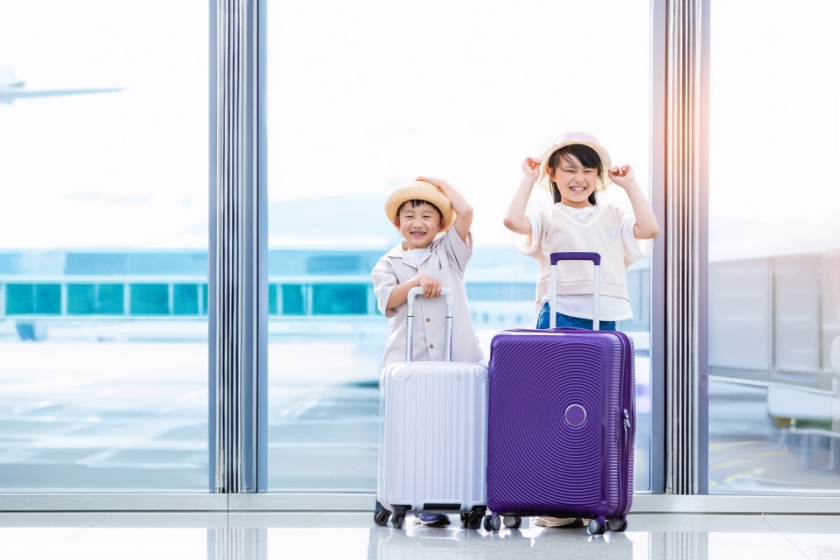 旅行で楽しそうな子どもたち