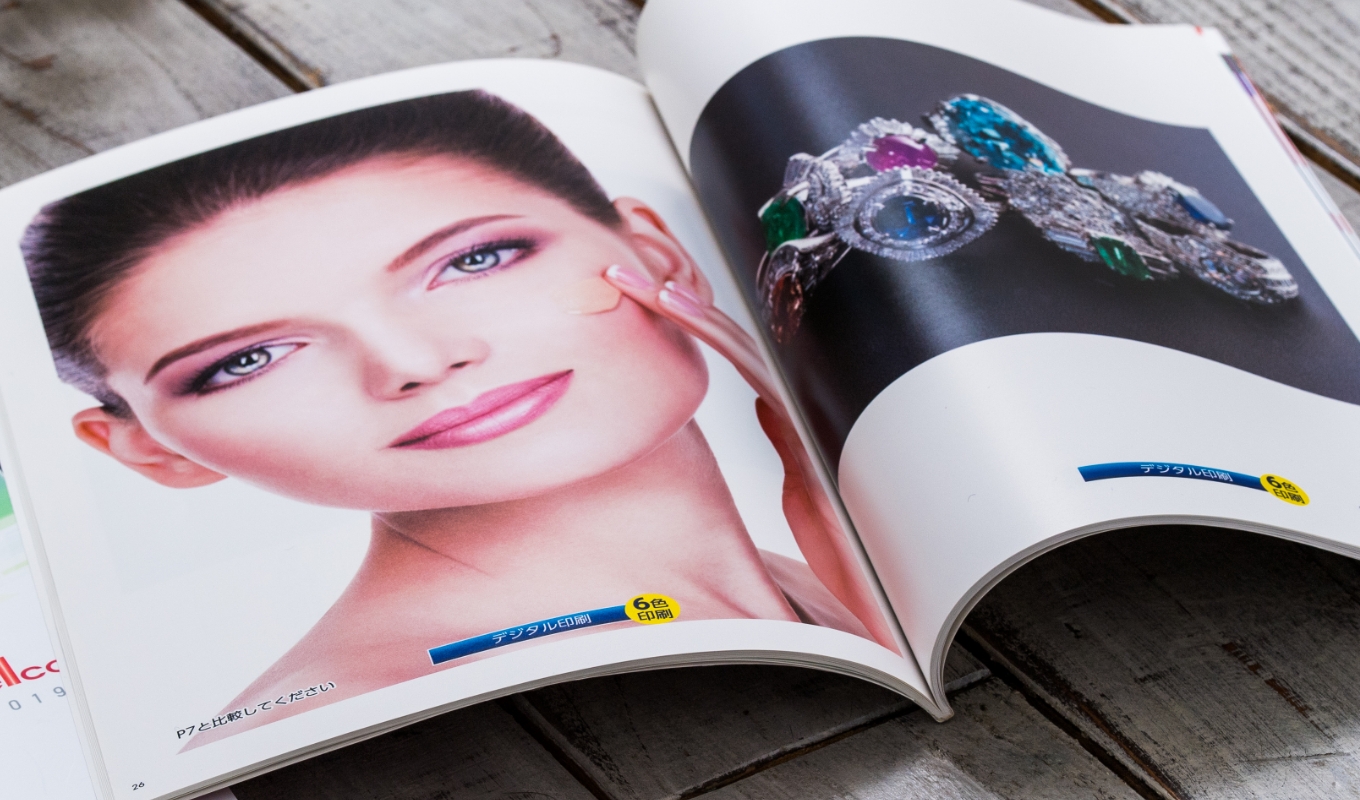 専門印刷会社では、色校正の専門スタッフが厳密な色合わせを行う