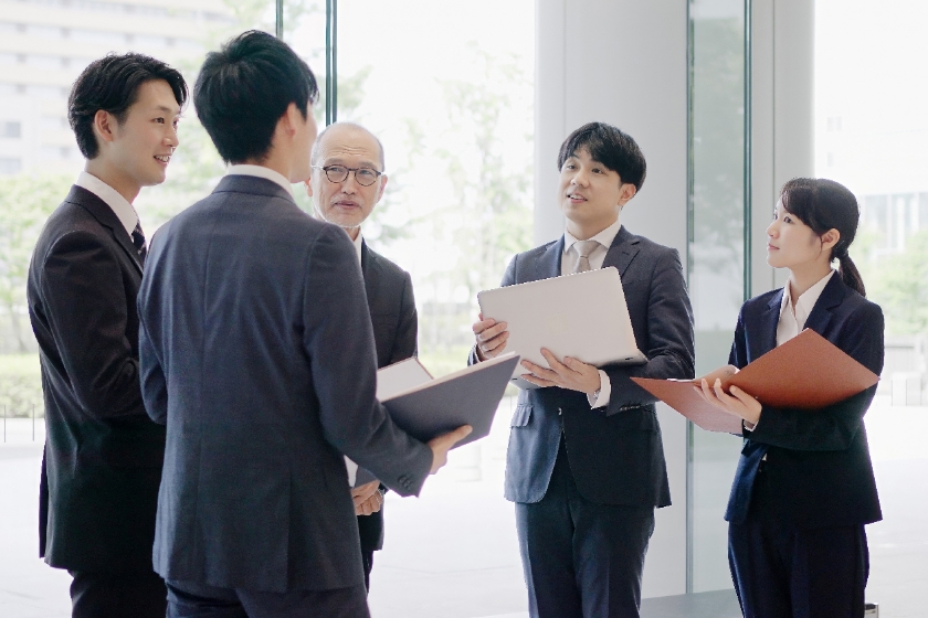 採用活動の学生たち2