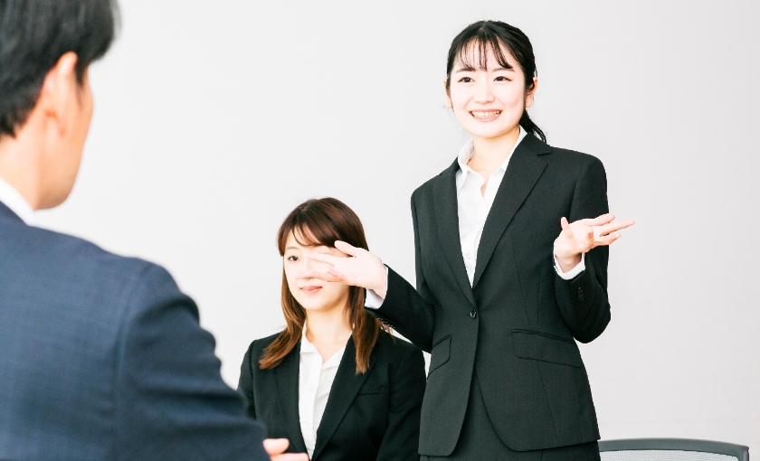 採用活動でプレゼンする学生たち
