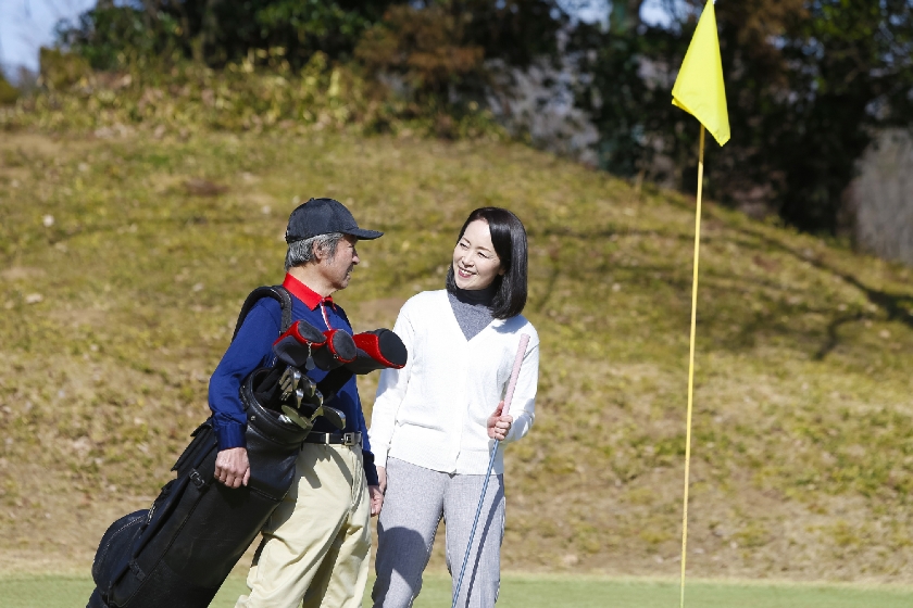 ゴルフを楽しむ男女