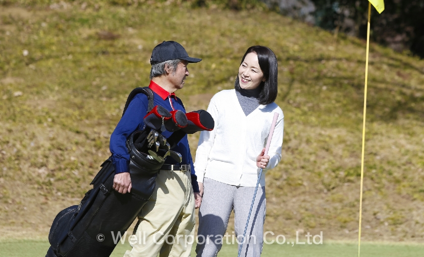 ゴルフを楽しむ男女
