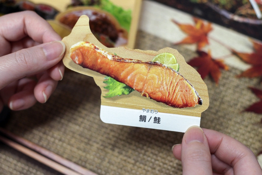 具材は全てシールになっており、表裏で違う絵柄が印刷