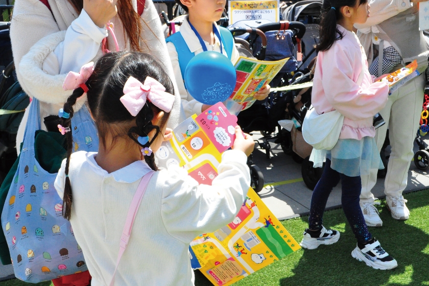 シールラリーを楽しむ親子たち