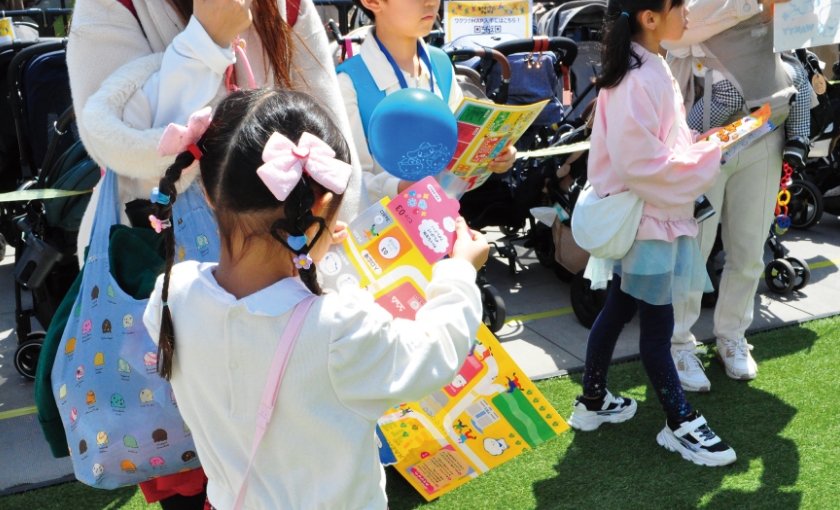 シールラリーを楽しむ親子たち