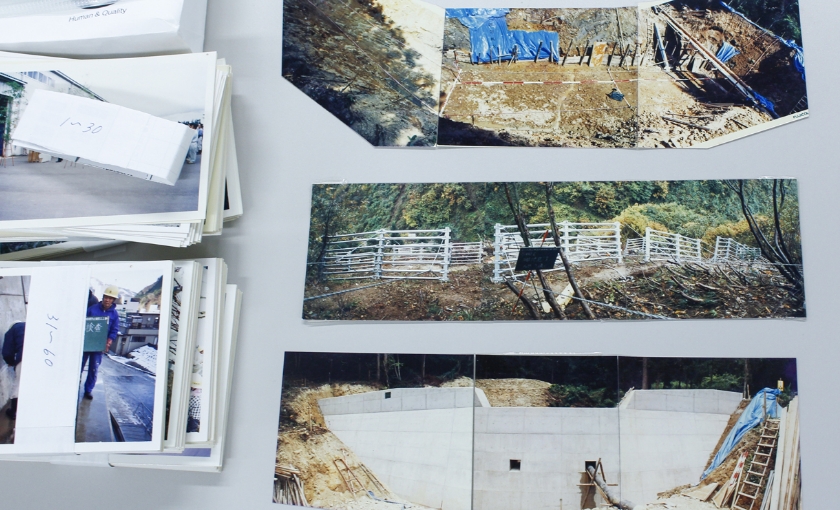 シールラリーを楽しむ親子たち