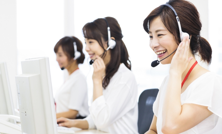 忙しそうなコールセンター女性