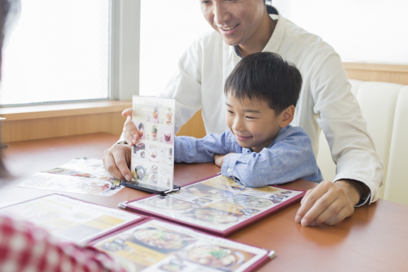 ファミリーレストランに来店する家族