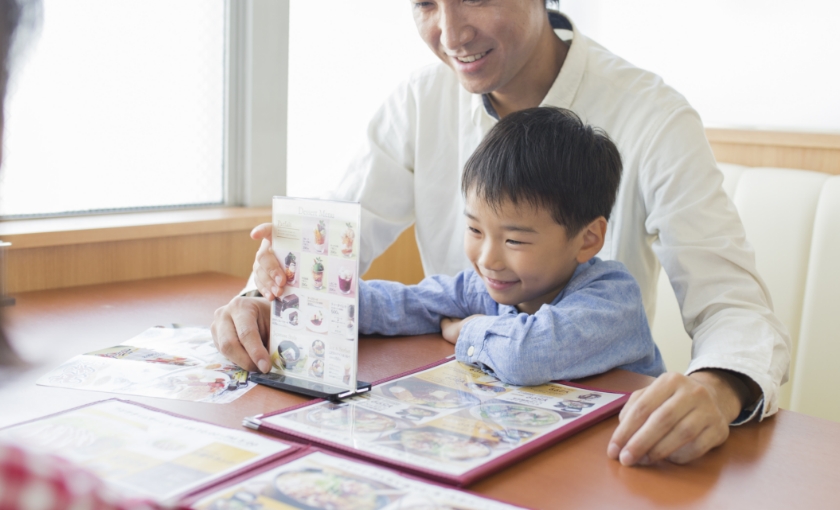 レストランに来店するファミリー