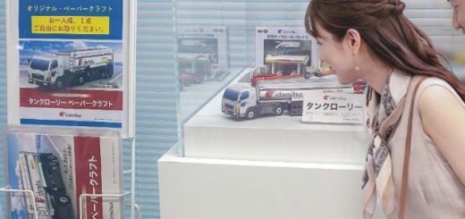 展示されているペーパークラフトを眺める来場者と展示ラック